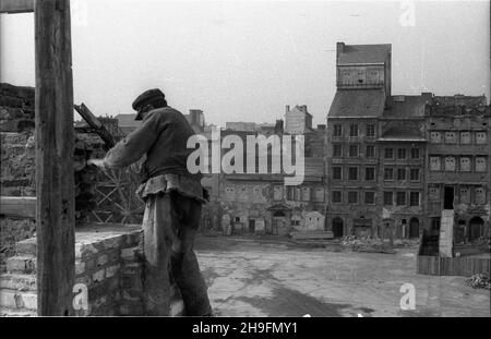 Warszawa, 1948-03. Odbudowa Starego Miasta. Rekonstrukcja kamienicy na stronie Zakrzewskiego Rynku Starego Miasta. W g³êbi kamienice strony Dekerta. uu PAP Dok³adny dzieñ wydarzenia nieustalony. Warschau, März 1948. Der Wiederaufbau der Altstadt. Rekonstruktion eines Mietshauses auf der Zakrzewskiego-Seite des Altstädter Marktplatzes. Im Hintergrund Mietshäuser der Dekerta-Seite. uu PAP Stockfoto