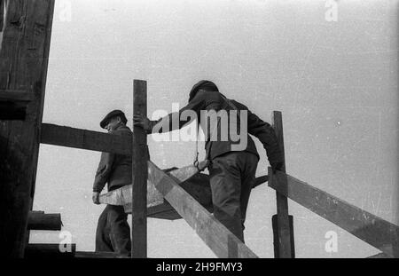 Warszawa, 1948-03. Odbudowa Starego Miasta. Rekonstrukcja kamienicy na stronie Zakrzewskiego Rynku Starego Miasta. NZ. Robotnicy wnosz¹ zaprawê murarsk¹. uu PAP Dok³adny dzieñ wydarzenia nieustalony. Warschau, März 1948. Der Wiederaufbau der Altstadt. Rekonstruktion eines Mietshauses auf der Zakrzewskiego-Seite des Altstädter Marktplatzes. Im Bild: Arbeiter, die Mörtel tragen. uu PAP Stockfoto