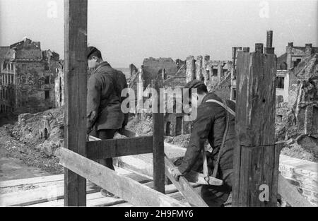 Warszawa, 1948-03. Odbudowa Starego Miasta. Rekonstrukcja kamienicy na stronie Zakrzewskiego Rynku Starego Miasta. NZ. Robotnicy wnosz¹ zaprawê murarsk¹. uu PAP Dok³adny dzieñ wydarzenia nieustalony. Warschau, März 1948. Der Wiederaufbau der Altstadt. Rekonstruktion eines Mietshauses auf der Zakrzewskiego-Seite des Altstädter Marktplatzes. Im Bild: Arbeiter, die Mörtel tragen. uu PAP Stockfoto