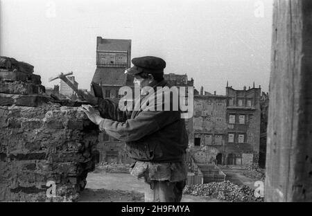 Warszawa, 1948-03. Odbudowa Starego Miasta. Rekonstrukcja kamienicy na stronie Zakrzewskiego Rynku Starego Miasta. W g³êbi kamienice strony Dekerta. uu PAP Dok³adny dzieñ wydarzenia nieustalony. Warschau, März 1948. Der Wiederaufbau der Altstadt. Rekonstruktion eines Mietshauses auf der Zakrzewskiego-Seite des Altstädter Marktplatzes. Im Hintergrund Mietshäuser der Dekerta-Seite. uu PAP Stockfoto