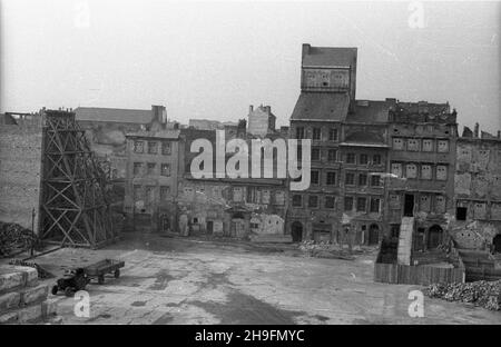 Warszawa, 1948-03. Odbudowa Starego Miasta. Widok na stronê Dekerta Rynku Starego Miasta. uu PAP Dok³adny dzieñ wydarzenia nieustalony. Warschau, März 1948. Der Wiederaufbau der Altstadt. Ein Blick auf die Dekerta-Seite des Altstädter Marktplatzes. uu PAP Stockfoto