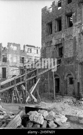 Warszawa, 1948-03. Odbudowa Starego Miasta. Rekonstrukcja kamienicy na Stronie Zakrzewskiego Rynku Starego Miasta. uu PAP Dok³adny dzieñ wydarzenia nieustalony. Warschau, März 1948. Der Wiederaufbau der Altstadt. Rekonstruktion eines Mietshauses auf der Zakrzewskiego-Seite des Altstädter Marktplatzes. uu PAP Stockfoto