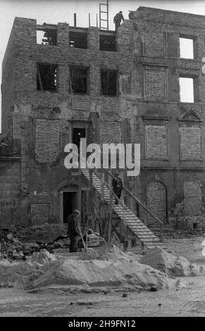 Warszawa, 1948-03. Odbudowa Starego Miasta. Rekonstrukcja kamienicy na Stronie Zakrzewskiego Rynku Starego Miasta. uu PAP Dok³adny dzieñ wydarzenia nieustalony. Warschau, März 1948. Der Wiederaufbau der Altstadt. Rekonstruktion eines Mietshauses auf der Zakrzewskiego-Seite des Altstädter Marktplatzes. uu PAP Stockfoto