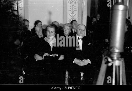 Warszawa, 1948-03-01. W obecnoœci przedstawicieli w³adz pañstwowych i korpusu dyplomatycznego odby³ siê w Belwederze koncert fortepianowy dla uczczenia rocznicy urodzin Fryderyka Chopina. Koncert by³ sendeowany przez Radio. NZ. w pierwszym rzêdzie siedzi polski pianista i kompozytor Raoul Koczalski. msa PAP Warschau, 1. März 1948. Im Belveredere-Palast wurde im Beisein der staatlichen Behörden und des diplomatischen Korps ein Klavierkonzert anlässlich des Geburtstages von Frederic Chopin veranstaltet. Das Konzert wurde vom Polnischen Rundfunk ausgestrahlt. Im Bild: Der polnische Pianist und Komponist Raoul Kocza Stockfoto