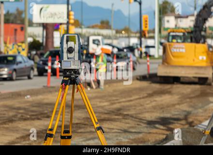 Vermesser Ausrüstung Theodolit auf der Baustelle der Autobahn oder Straße. Optische Ebene der Vermessungsgeräte Stockfoto