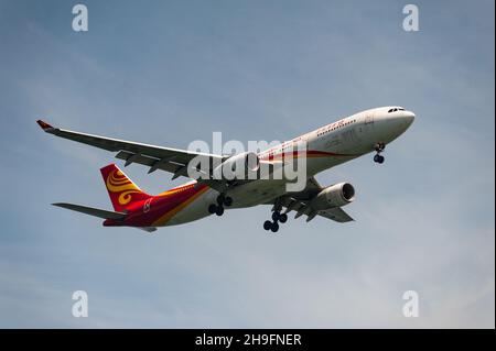 29.11.2021, Singapur, Republik Singapur, Asien - Hongkong Airlines Airbus A330-300 Passagierflugzeug nähert sich dem Changi Airport zur Landung an. Stockfoto