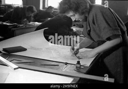 Gdañsk, 1948-03. Politechnika Gdañska. NZ. Studentka Wydzia³u architektury w pracowni kreœlarskiej. Dok³adny dzieñ wydarzenia nieustalony. bk PAP Danzig, März 1948. Technische Universität Danzig. Im Bild: Ein Student der Architekturabteilung in einem Zeichenbüro. bk PAP Stockfoto