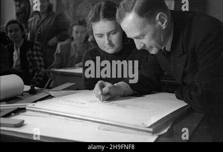 Gdañsk, 1948-03. Politechnika Gdañska. Pracownia kreœlarska Wydzia³u architektury. NZ. profesor Borowski i studentka Jadwiga Hawling. Dok³adny dzieñ wydarzenia nieustalony. bk PAP Danzig, März 1948. Technische Universität Danzig. Das Zeichenbüro der Architekturabteilung. Im Bild: professor Borowski und Student Jadwiga Hawling. bk PAP Stockfoto