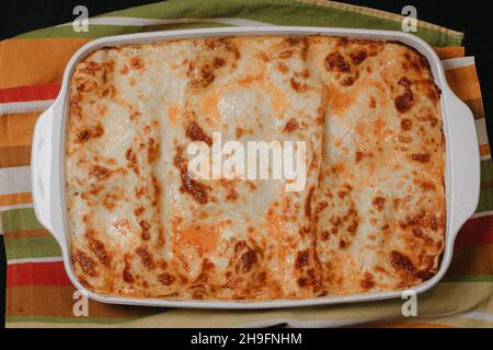 Lasagne in einer weißen Schale von oben fotografiert Stockfoto