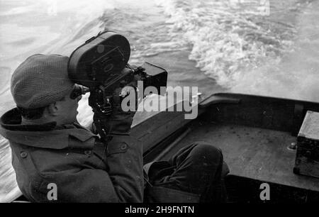 Gdañsk, 1948-03. Stocznia Gdañska. NZ. Operator Polskiej Kroniki Filmowej. wb PAP Dok³adny dzieñ wydarzenia nieustalony. Danzig, März 1948. Die Danziger Werft. Im Bild: Ein polnischer Kameramann aus Newsreel. wb PAP Stockfoto