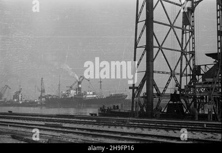 Gliwice, 1948-03. Port Gliwicki ¿eglugi œródl¹dowej przy ulicy Portowej. Powsta³ przed II wojn¹ œwiatow¹ równolegle z budow¹ nowego Kana³u Gliwickiego, maj¹cego zast¹piæ przestarza³y Kana³ K³odnicki. Do 1939 r. Niemcy oddali do U¿ytku Port prze³adunkowy, zawieraj¹cy dwa g³ówne baseny: pó³nocny i po³udniowy oraz stacjê kolejow¹. W 1945 r. wraz z z w³¹czeniem Górnoœl¹skiego Okrêgu Przemys³owego do Polski, Gliwice sta³y siê wa¿nym wêz³em komunikacyjnym dla przemys³u wydobywczego. Z Portu Gliwickiego wyrusza³y kana³em barki za³adowane wêglem, koksem i rud¹ do Kêdzierzyna-KoŸla, von stamt¹d pop³yn¹æ O Stockfoto