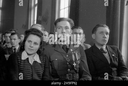 Warszawa, 1948-03. II Krajowy Zjazd Korespondentów tygodnika Ch³opska Droga, pisma Polskiej Partii Robotniczej adresowanego do ludnoœci wiejskiej. W obradach 6 i 7 marca 1948 r., odbywaj¹cych siê w gmachu Klubu Oficerskiego Sztabu Generalnego Wojska Polskiego, wziê³o udzia³ 300 przedstawicieli z Ró¿nych regionów kraju. NZ. wœród korespondentów Ch³opskiej Drogi byli równie¿ kombatanci wojenni. uu PAP Dok³adny dzieñ wydarzenia nieustalony. Warschau, März 1948. Der Nationale Kongress der Korrespondenten für Ch³opska Droga, die Wochenzeitung der Polnischen Arbeiterpartei, 2nd, richtete sich an die ländliche Bevölkerung Stockfoto