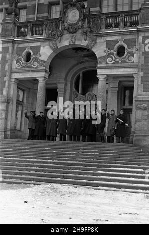 Gdañsk, 1948-03. Politechnika Gdañska. Wejœcie do gmachu g³ównego wg projectu Alberta Carstena z 1900 roku. Dok³adny dzieñ wydarzenia nieustalony. bk PAP Danzig, März 1948. Technische Universität Danzig. Eingang zum Hauptgebäude, entworfen von Albert Carsten aus dem Jahr 1900. bk PAP Stockfoto