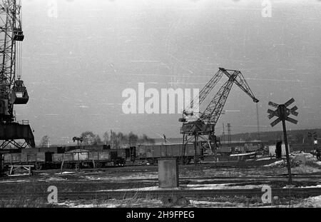 Gliwice, 1948-03. Port Gliwicki ¿eglugi œródl¹dowej przy ulicy Portowej. Powsta³ przed II wojn¹ œwiatow¹ równolegle z budow¹ nowego Kana³u Gliwickiego, maj¹cego zast¹piæ przestarza³y Kana³ K³odnicki. Do 1939 r. Niemcy oddali do U¿ytku Port prze³adunkowy, zawieraj¹cy dwa g³ówne baseny: pó³nocny i po³udniowy oraz stacjê kolejow¹. W 1945 r. wraz z z w³¹czeniem Górnoœl¹skiego Okrêgu Przemys³owego do Polski, Gliwice sta³y siê wa¿nym wêz³em komunikacyjnym dla przemys³u wydobywczego. Z Portu Gliwickiego wyrusza³y kana³em barki za³adowane wêglem, koksem i rud¹ do Kêdzierzyna-KoŸla, von stamt¹d pop³yn¹æ O Stockfoto