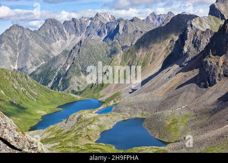 Seen glazialen Ursprungs im Hanging Valley. Blick von oben. Eastern Sayan Mountains. Burjatien. Russland Stockfoto