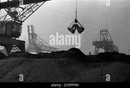 Gliwice, 1948-03. Port Gliwicki ¿eglugi œródl¹dowej przy ulicy Portowej. Powsta³ przed II wojn¹ œwiatow¹ równolegle z budow¹ nowego Kana³u Gliwickiego, maj¹cego zast¹piæ przestarza³y Kana³ K³odnicki. Do 1939 r. Niemcy oddali do U¿ytku Port prze³adunkowy, zawieraj¹cy dwa g³ówne baseny: pó³nocny i po³udniowy oraz stacjê kolejow¹. W 1945 r. wraz z z w³¹czeniem Górnoœl¹skiego Okrêgu Przemys³owego do Polski, Gliwice sta³y siê wa¿nym wêz³em komunikacyjnym dla przemys³u wydobywczego. Z Portu Gliwickiego wyrusza³y kana³em barki za³adowane wêglem, koksem i rud¹ do Kêdzierzyna-KoŸla, von stamt¹d pop³yn¹æ O Stockfoto