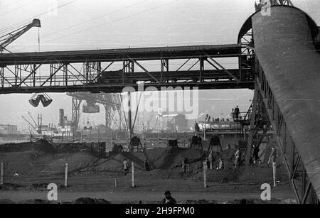 Gliwice, 1948-03. Port Gliwicki ¿eglugi œródl¹dowej przy ulicy Portowej. Powsta³ przed II wojn¹ œwiatow¹ równolegle z budow¹ nowego Kana³u Gliwickiego, maj¹cego zast¹piæ przestarza³y Kana³ K³odnicki. Do 1939 r. Niemcy oddali do U¿ytku Port prze³adunkowy, zawieraj¹cy dwa g³ówne baseny: pó³nocny i po³udniowy oraz stacjê kolejow¹. W 1945 r. wraz z z w³¹czeniem Górnoœl¹skiego Okrêgu Przemys³owego do Polski, Gliwice sta³y siê wa¿nym wêz³em komunikacyjnym dla przemys³u wydobywczego. Z Portu Gliwickiego wyrusza³y kana³em barki za³adowane wêglem, koksem i rud¹ do Kêdzierzyna-KoŸla, von stamt¹d pop³yn¹æ O Stockfoto