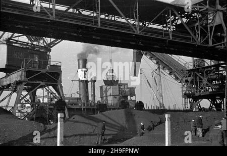 Gliwice, 1948-03. Port Gliwicki ¿eglugi œródl¹dowej przy ulicy Portowej. Powsta³ przed II wojn¹ œwiatow¹ równolegle z budow¹ nowego Kana³u Gliwickiego, maj¹cego zast¹piæ przestarza³y Kana³ K³odnicki. Do 1939 r. Niemcy oddali do U¿ytku Port prze³adunkowy, zawieraj¹cy dwa g³ówne baseny: pó³nocny i po³udniowy oraz stacjê kolejow¹. W 1945 r. wraz z z w³¹czeniem Górnoœl¹skiego Okrêgu Przemys³owego do Polski, Gliwice sta³y siê wa¿nym wêz³em komunikacyjnym dla przemys³u wydobywczego. Z Portu Gliwickiego wyrusza³y kana³em barki za³adowane wêglem, koksem i rud¹ do Kêdzierzyna-KoŸla, von stamt¹d pop³yn¹æ O Stockfoto