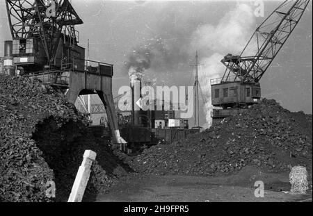 Gliwice, 1948-03. Port Gliwicki ¿eglugi œródl¹dowej przy ulicy Portowej. Powsta³ przed II wojn¹ œwiatow¹ równolegle z budow¹ nowego Kana³u Gliwickiego, maj¹cego zast¹piæ przestarza³y Kana³ K³odnicki. Do 1939 r. Niemcy oddali do U¿ytku Port prze³adunkowy, zawieraj¹cy dwa g³ówne baseny: pó³nocny i po³udniowy oraz stacjê kolejow¹. W 1945 r. wraz z z w³¹czeniem Górnoœl¹skiego Okrêgu Przemys³owego do Polski, Gliwice sta³y siê wa¿nym wêz³em komunikacyjnym dla przemys³u wydobywczego. Z Portu Gliwickiego wyrusza³y kana³em barki za³adowane wêglem, koksem i rud¹ do Kêdzierzyna-KoŸla, von stamt¹d pop³yn¹æ O Stockfoto