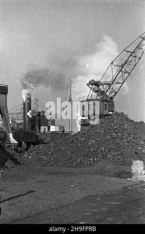 Gliwice, 1948-03. Port Gliwicki ¿eglugi œródl¹dowej przy ulicy Portowej. Powsta³ przed II wojn¹ œwiatow¹ równolegle z budow¹ nowego Kana³u Gliwickiego, maj¹cego zast¹piæ przestarza³y Kana³ K³odnicki. Do 1939 r. Niemcy oddali do U¿ytku Port prze³adunkowy, zawieraj¹cy dwa g³ówne baseny: pó³nocny i po³udniowy oraz stacjê kolejow¹. W 1945 r. wraz z z w³¹czeniem Górnoœl¹skiego Okrêgu Przemys³owego do Polski, Gliwice sta³y siê wa¿nym wêz³em komunikacyjnym dla przemys³u wydobywczego. Z Portu Gliwickiego wyrusza³y kana³em barki za³adowane wêglem, koksem i rud¹ do Kêdzierzyna-KoŸla, von stamt¹d pop³yn¹æ O Stockfoto