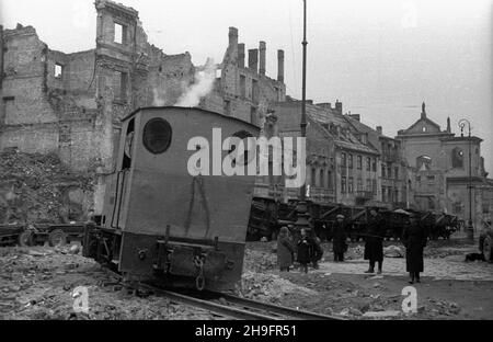 Warszawa, 1948-03. Odgruzowywanie Starego Miasta. NZ. Kolejka w¹skotorowa s³u¿¹ca do wywozu gruzu ze zburzonych kamienic. W g³êbi widoczne ruiny koœcio³a œw. Jacka Ojców Dominikanów przy ulicy Freta nr 10. uu PAP Dok³adny dzieñ wydarzenia nieustalony. Warschau, März 1948. Entfernung von Trümmern aus der Altstadt. Im Bild: Schmalspurbahn, die Schutt aus bombardierten Gebäuden transportiert. Im Hintergrund Ruinen der Dominikanerpatres' St. Jack Church bei 10 Freta Street. uu PAP Stockfoto