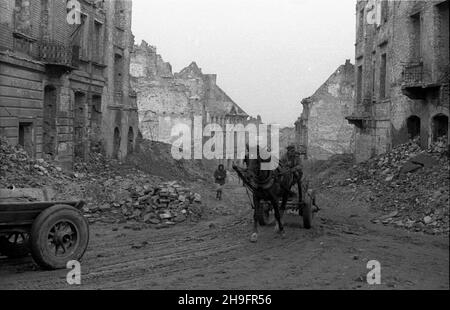 Warszawa, 1948-03. Odgruzowywanie Starego Miasta. NZ. Wywo¿¹ce gruz furmanki na ulice Freta, widoczny drugi po lewej stronie dom pod nr 16, w którym urodzi³a siê Maria Sk³odowska Curie. uu PAP Dok³adny dzieñ wydarzenia nieustalony. Warschau, März 1948. Entfernung von Trümmern aus der Altstadt. Im Bild: Schutt, der Wagen in der Freta Straße transportiert, der zweite links in der Freta Straße 16, dem Geburtshaus von Maria Sklodowska Curie. uu PAP Stockfoto