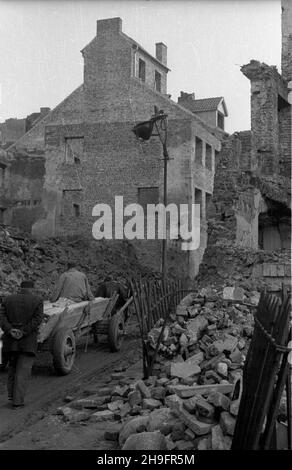 Warszawa, 1948-03. Odgruzowywanie Starego Miasta. NZ. wywóz gruzu furmankami. uu PAP Dok³adny dzieñ wydarzenia nieustalony. Warschau, März 1948. Entfernung von Trümmern aus der Altstadt. Bild: Der Transport von Schutt auf Waggons. uu PAP Stockfoto