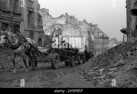 Warszawa, 1948-03. Odgruzowywanie Starego Miasta. NZ. Wywo¿¹ce gruz furmanki na ulice Freta, widoczny drugi po lewej stronie dom pod nr 16, w którym urodzi³a siê Maria Sk³odowska Curie. uu PAP Dok³adny dzieñ wydarzenia nieustalony. Warschau, März 1948. Entfernung von Trümmern aus der Altstadt. Im Bild: Schutt, der Wagen in der Freta Straße transportiert, der zweite links in der Freta Straße 16, dem Geburtshaus von Maria Sklodowska Curie. uu PAP Stockfoto