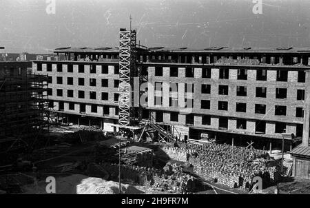 Warszawa, 1948-03. Budowa bloków mieszkalnych dla pracowników Narodowego Banku Polskiego przy placu Unii Lubelskiej. Inwestycja ta zosta³a zapocz¹tkowana jeszcze przed II wojn¹ œwiatow¹, do 1939 r. powsta³y konstrukcje noœne i stropy dachów tzw. bloków A, B i C. W 1946 r. przyst¹piono do prac wykoñczeniowych elewacji i infrastruktury budynków. NZ. widok na plac budowy i blok B. uu PAP Dok³adny dzieñ wydarzenia nieustalony. Warschau, März 1948. Bau von Wohnblöcken für Mitarbeiter der Nationalbank Polens auf dem Unii Lubelskiej-Platz. Die Investition wurde vor dem Zweiten Weltkrieg eingeleitet, Stockfoto