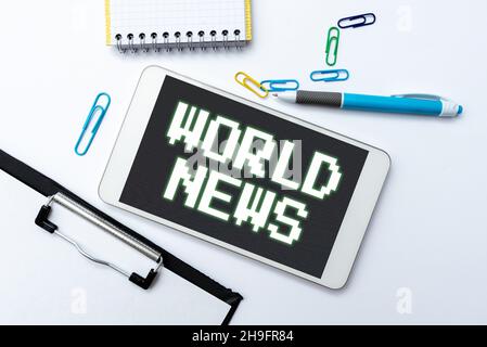 Schild mit Weltnachrichten. Konzeptionelles Foto weltweit bemerkenswerte Informationen über aktuelle oder wichtige Ereignisse Smartphone mit sprach- und Videoanrufen Stockfoto