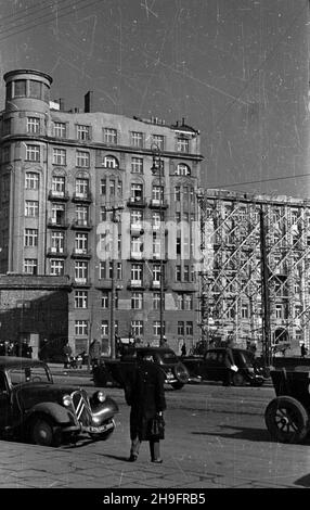 Warszawa, 1948-03. Plac Unii Lubelskiej na granicy dzielnicy Œródmieœcie ze Starym Mokotowem. NZ. Odbudowana ze zniszczeñ po II wojnie œwiatowej zabytkowa kamienica z lat 1911-1912 Jana £askiego (na rogu ulic Bagatela i Klonowa). Z lewej widoczna jedna z dwóch rogatek mokotowskich (dawne wrota wjazdowe do stolicy). uu PAP Dok³adny dzieñ wydarzenia nieustalony. Warschau, März 1948. Der Platz UNII Lubelskiej befindet sich zwischen den Stadtteilen Srodmiescie und Old Mokotow. Im Bild: Das historische Jan Laski Mietshaus, erbaut 1911-1912 und nach dem Zweiten Weltkrieg wieder aufgebaut (Ecke B Stockfoto