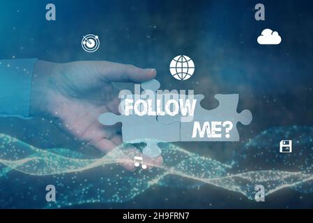 Schreiben mit Text Folgen Sie mir Frage. Business-Ansatz gehen oder kommen nach Person oder Sache voran Hand Halten Puzzle Stück Stockfoto