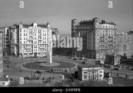 Warszawa, 1948-03. Plac Unii Lubelskiej na granicy dzielnicy Œródmieœcie ze Starym Mokotowem. NZ. Zabytkowe kamienice z lat 1911-1912: z prawej Jana £askiego (na rogu ulic Bagatela i Klonowa), z lewej Adama Bromke (Róg alei Szucha i ulicy Bagatela). Z prawej widoczne dwie rogatki mokotowskie (dawne wrota wjazdowe do stolicy). Centralnie Pusty cokó³ po pomniku Lotników, zniszczonym podczas II wojny œwiatowej. uu PAP Dok³adny dzieñ wydarzenia nieustalony. Warschau, März 1948. Der Platz UNII Lubelskiej befindet sich zwischen den Stadtteilen Srodmiescie und Old Mokotow. Im Bild: Historische te Stockfoto