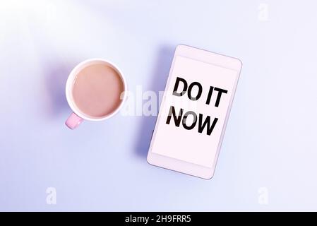 Textunterschrift mit „Jetzt machen“. Internet-Konzept zögern Sie nicht und beginnen Sie sofort zu arbeiten oder Dinge zu tun Anzeige von verschiedenen Farbe Sticker Notes Stockfoto