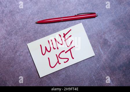 Schild mit Weinliste. Konzeptuelles Fotomenü mit Weinauswahl zum Kauf in der Regel in einem Restaurant, in dem wichtige Notizen geschrieben werden. Neues Design zeichnen Stockfoto