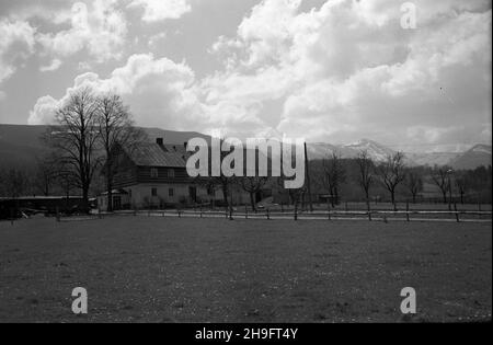 Bierutowice, 1948-03. Zabudowania gospodarskie i widok na pasmo Karkonoszy ze Œnie¿k¹. wb PAP Dok³adny dzieñ wydarzenia nieustalony. Bierutowice, März 1948. Bauernhäuser und Blick auf das Karkonosze-Gebirge mit dem Sniezka-Berg. wb PAP Stockfoto