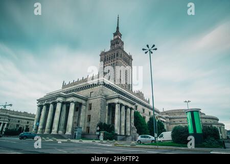 Palast der Kunst und Kultur in Warschau, Polen an einem bewölkten und regnerischen Nachmittag. Wolken ziehen am Himmel vorbei. Schönes Porträt des polnischen Histors Stockfoto