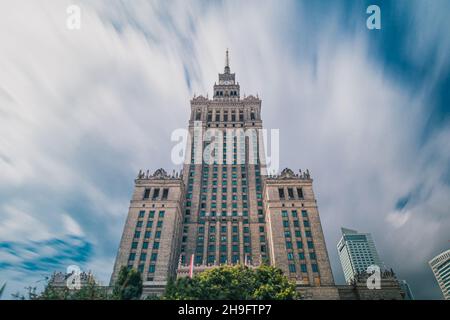 Palast der Kunst und Kultur in Warschau, Polen an einem bewölkten und regnerischen Nachmittag. Wolken ziehen am Himmel vorbei. Schönes Porträt des polnischen Histors Stockfoto