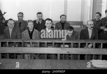 Warszawa, 1948-03-03. Proces przed Wojskowym S¹dem Rejonowym w Warszawie tzw. Grupy Witolda, Witolda Pileckiego i jego towarzyszy: Marii Szel¹gowskiej, Tadeusza P³u¿añskiego, Ryszarda Jamontta-Krzywickiego, Maksymiliana Kauckiego, Witolda Ró¿yckiego, Makarego Sieradzkiego i Jerzego Nowakowskiego. Pilecki, ¿o³nierz Armii Krajowej, który po uwiezieniu w Oœwiêcimiu, w obozie utworzy³ siatkê konspiracyjn¹ Pañstwa Podziemnego - zosta³ oskar¿ony o wspó³pracê z wywiadem obcego mocarstwa oraz wspó³pracê z II Korpusem. G³ównego oskar¿onego sk³ad sêdziowski pod przewodnictwem pp³k. Jana Hryckowiana skaz Stockfoto