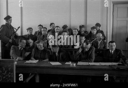 Warszawa, 1948-03-03. Proces przed Wojskowym S¹dem Rejonowym w Warszawie tzw. Grupy Witolda, Witolda Pileckiego i jego towarzyszy: Marii Szel¹gowskiej, Tadeusza P³u¿añskiego, Ryszarda Jamontta-Krzywickiego, Maksymiliana Kauckiego, Witolda Ró¿yckiego, Makarego Sieradzkiego i Jerzego Nowakowskiego. Pilecki, ¿o³nierz Armii Krajowej, który po uwiezieniu w Oœwiêcimiu, w obozie utworzy³ siatkê konspiracyjn¹ Pañstwa Podziemnego - zosta³ oskar¿ony o wspó³pracê z wywiadem obcego mocarstwa oraz wspó³pracê z II Korpusem. G³ównego oskar¿onego sk³ad sêdziowski pod przewodnictwem pp³k. Jana Hryckowiana skaz Stockfoto