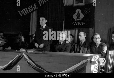 Warszawa, 1948-03-07. Dwudniowy III. Walny Zjazd Delegatów Ogólnopolskiego Komitetu Studiuj¹cej M³odzie¿y Wiejskiej Wici. NZ. Prezydium zjazdu pod przewodnictwem Józefa Ozgi-Michalskiego (3P). uu PAP Warschau, 7. März 1948. Der zweitägige Generalkongress der Delegierten des Polnischen Gesamtkomitees der Studierenden ländlichen Jugend Wici 3rd. Im Bild: Das Lenkungskomitee des Kongresses unter der Leitung von Jozef Ozga-Michalski (3rd.). uu PAP Stockfoto