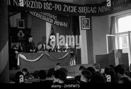 Warszawa, 1948-03-07. Dwudniowy III. Walny Zjazd Delegatów Ogólnopolskiego Komitetu Studiuj¹cej M³odzie¿y Wiejskiej Wici. NZ. Prezydium zjazdu pod przewodnictwem Józefa Ozgi-Michalskiego (6P). uu PAP Warschau, 7. März 1948. Der zweitägige Generalkongress der Delegierten des Polnischen Gesamtkomitees der Studierenden ländlichen Jugend Wici 3rd. Im Bild: Das Lenkungskomitee des Kongresses unter der Leitung von Jozef Ozga-Michalski (6th.). uu PAP Stockfoto