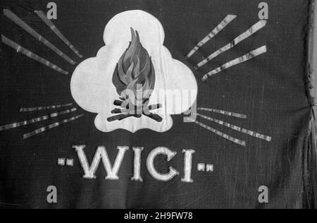 Warszawa, 1948-03-07. Dwudniowy III. Walny Zjazd Delegatów Ogólnopolskiego Komitetu Studiuj¹cej M³odzie¿y Wiejskiej Wici. NZ. Sztandar organizacji. PAP Warschau, 7. März 1948. Der zweitägige Generalkongress der Delegierten des Polnischen Gesamtkomitees der Studierenden ländlichen Jugend Wici 3rd. Im Bild: Das Banner der Organisation. uu PAP Stockfoto