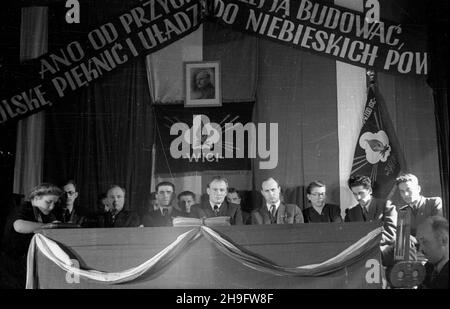 Warszawa, 1948-03-07. Dwudniowy III. Walny Zjazd Delegatów Ogólnopolskiego Komitetu Studiuj¹cej M³odzie¿y Wiejskiej Wici. NZ. Prezydium zjazdu pod przewodnictwem Józefa Ozgi-Michalskiego (5P). uu PAP Warschau, 7. März 1948. Der zweitägige Generalkongress der Delegierten des Polnischen Gesamtkomitees der Studierenden ländlichen Jugend Wici 3rd. Im Bild: Das Lenkungskomitee des Kongresses unter der Leitung von Jozef Ozga-Michalski (5th.). uu PAP Stockfoto