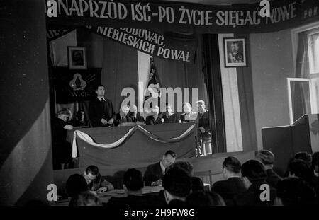 Warszawa, 1948-03-07. Dwudniowy III. Walny Zjazd Delegatów Ogólnopolskiego Komitetu Studiuj¹cej M³odzie¿y Wiejskiej Wici. NZ. Prezydium zjazdu pod przewodnictwem Józefa Ozgi-Michalskiego (6P). uu PAP Warschau, 7. März 1948. Der zweitägige Generalkongress der Delegierten des Polnischen Gesamtkomitees der Studierenden ländlichen Jugend Wici 3rd. Im Bild: Das Lenkungskomitee des Kongresses unter der Leitung von Jozef Ozga-Michalski (6th.). uu PAP Stockfoto