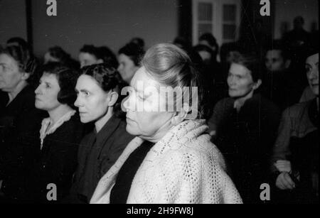 Warszawa, 1948-03-07. Dwudniowy III. Walny Zjazd Delegatów Ogólnopolskiego Komitetu Studiuj¹cej M³odzie¿y Wiejskiej Wici. uu PAP Warschau, 7. März 1948. Der zweitägige Generalkongress der Delegierten des Polnischen Gesamtkomitees der Studierenden ländlichen Jugend Wici. uu PAP 3rd Stockfoto