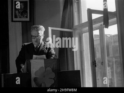 Warszawa, 1948-03-07. Dwudniowy III. Walny Zjazd Delegatów Ogólnopolskiego Komitetu Studiuj¹cej M³odzie¿y Wiejskiej Wici. NZ. Przemawia Minister oœwiaty Stanis³aw Skrzeszewski. uu PAP Warschau, 7. März 1948. Der zweitägige Generalkongress der Delegierten des Polnischen Gesamtkomitees der Studierenden ländlichen Jugend Wici 3rd. Im Bild: Bildungsminister Stanislaw Skrzeszewski spricht. uu PAP Stockfoto