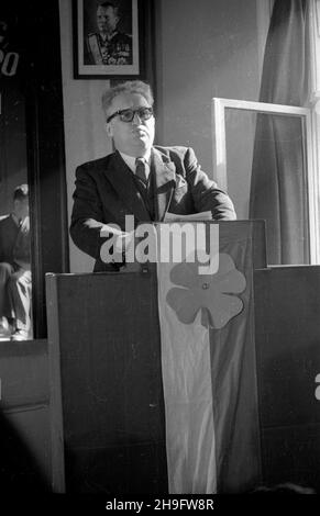 Warszawa, 1948-03-07. Dwudniowy III. Walny Zjazd Delegatów Ogólnopolskiego Komitetu Studiuj¹cej M³odzie¿y Wiejskiej Wici. NZ. Przemawia Minister oœwiaty Stanis³aw Skrzeszewski. uu PAP Warschau, 7. März 1948. Der zweitägige Generalkongress der Delegierten des Polnischen Gesamtkomitees der Studierenden ländlichen Jugend Wici 3rd. Im Bild: Bildungsminister Stanislaw Skrzeszewski spricht. uu PAP Stockfoto