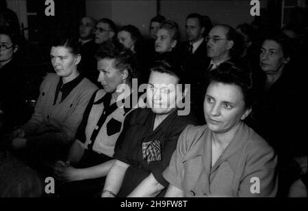 Warszawa, 1948-03-07. Dwudniowy III. Walny Zjazd Delegatów Ogólnopolskiego Komitetu Studiuj¹cej M³odzie¿y Wiejskiej Wici. uu PAP Warschau, 7. März 1948. Der zweitägige Generalkongress der Delegierten des Polnischen Gesamtkomitees der Studierenden ländlichen Jugend Wici. uu PAP 3rd Stockfoto