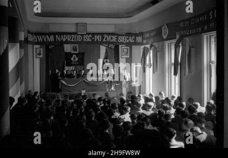 Warszawa, 1948-03-07. Dwudniowy III. Walny Zjazd Delegatów Ogólnopolskiego Komitetu Studiuj¹cej M³odzie¿y Wiejskiej Wici. NZ. Prezydium zjazdu pod przewodnictwem Józefa Ozgi-Michalskiego (5P), przemawia wicepremier Antoni Korzycki, sekretarz generalny Stronnictwa Ludowego. uu PAP Warschau, 7. März 1948. Der zweitägige Generalkongress der Delegierten des Polnischen Gesamtkomitees der Studierenden ländlichen Jugend Wici 3rd. Im Bild: Das Lenkungskomitee des Kongresses unter der Leitung von Jozef Ozga-Michalski (5th.), dem stellvertretenden Ministerpräsidenten Antoni Korzycki, Generalsekretär der Bauernpartei. uu PAP Stockfoto